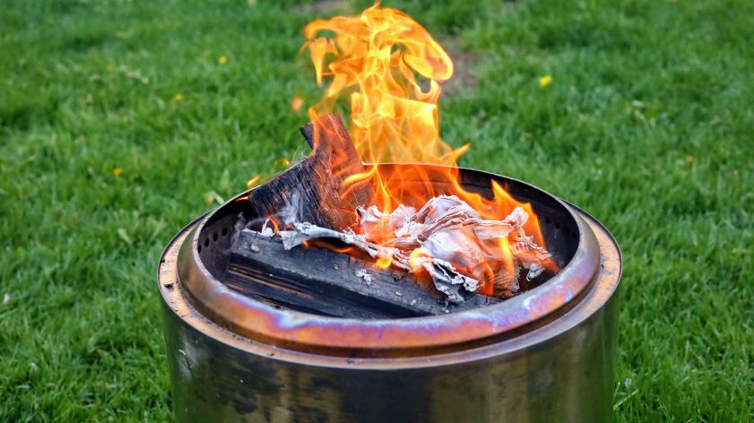 how does a smokeless fire pit work